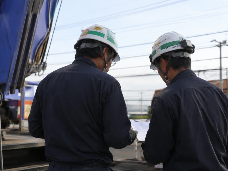 現場に応じて選べる複数のクレーン車両
